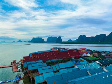 Koh Panyee 'deki bir köyün gökyüzü manzaralı çatıları.