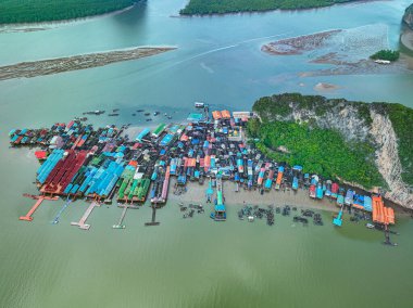 Koh Panyee 'deki bir köyün gökyüzü manzaralı çatıları.