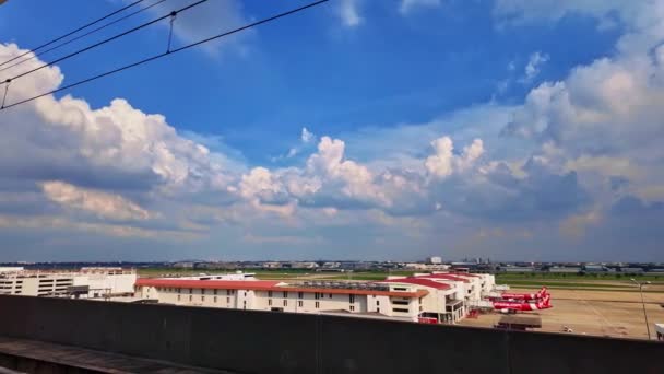 Bangkok Tajlandia Listopad 2023 Białe Chmury Błękitnym Niebie Nad Lotniskiem — Wideo stockowe