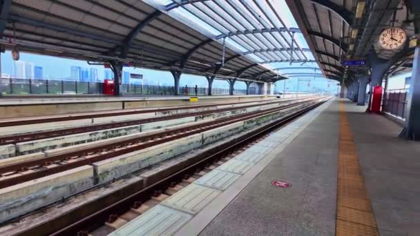 泰国曼谷 2023年11月9日 从市中心到朗西特郊区的红线天桥风景景观 从邦苏中央车站看红线天线火车 — 图库视频影像