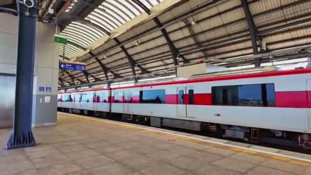 泰国曼谷 2023年11月9日 从邦苏中央车站到Rangsit的红线空中列车帮助乘客从曼谷市中心到郊区 — 图库视频影像