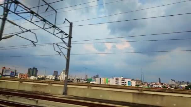 バンコク 11月092023 ムアン空港の上空の青空の白い雲 フットブリッジはドン ムアンからレッドラインBts駅まで交差する ムアンにあるレッドラインBts駅 — ストック動画