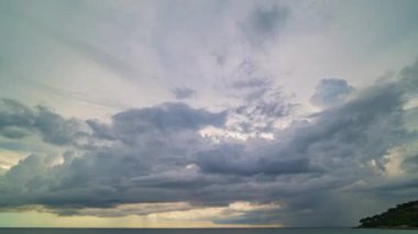 Renkli bulutlar gün batımında deniz üzerinde renk değiştiriyor. Renk farkı. Gökyüzü deseni, soyut doğa arkaplanı. Karon plajı Phuket 'te güçlü renkli bulutlarla gün batımı..