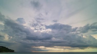 Renkli bulutlar gün batımında deniz üzerinde renk değiştiriyor. Renk farkı. Gökyüzü deseni, soyut doğa arkaplanı. Karon plajı Phuket 'te güçlü renkli bulutlarla gün batımı..