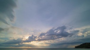 Renkli bulutlar gün batımında deniz üzerinde renk değiştiriyor. Renk farkı. Gökyüzü deseni, soyut doğa arkaplanı. Karon plajı Phuket 'te güçlü renkli bulutlarla gün batımı..