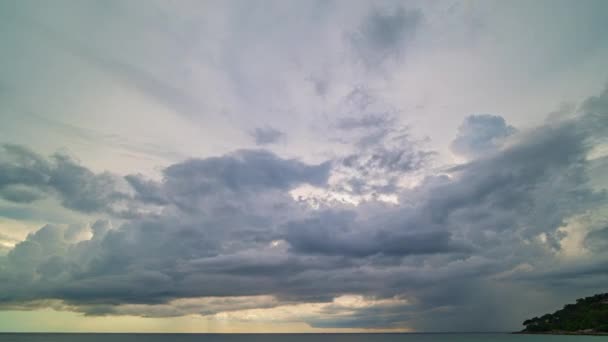 Цветные Облака Меняют Цвет Неба Закате Над Морем Фактура Неба — стоковое видео