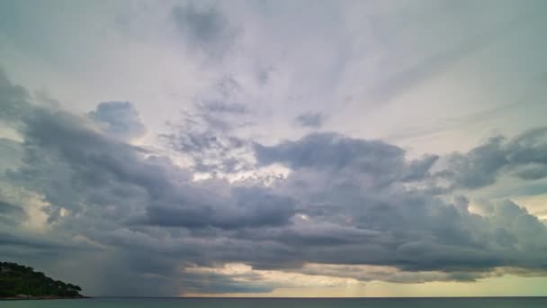 時間が経つにつれて色鮮やかな雲が海の上の日没時に空の色を変化させています 空のテクスチャ 抽象的な自然背景 カロンビーチで強い色の雲と夕日プーケット — ストック動画