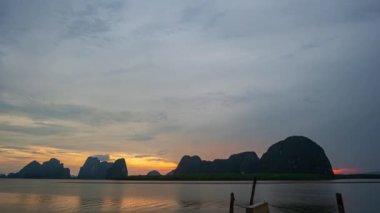 Panyee Adası 'ndaki Mangrove Ormanı' nın üzerindeki zaman bulutu Phang Nga Tayland. Okyanusun üzerinde güzel bir gün doğumu. Adaların üzerinde hareket eden bir manzara bulutu. Medeniyetten çok uzakta, adadaki bir köy..