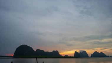 Panyee Adası 'ndaki Mangrove Ormanı' nın üzerindeki zaman bulutu Phang Nga Tayland. Okyanusun üzerinde güzel bir gün doğumu. Adaların üzerinde hareket eden bir manzara bulutu. Medeniyetten çok uzakta, adadaki bir köy..