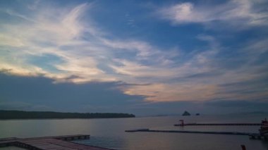 Panyee Adaları 'nın zamanaşımı manzarası, pek çok ada ve el değmemiş mangrov ormanları. Panyee Adası' ndaki iskelede gün doğumunda manzara bulutu. Alacakaranlıkta denizin üzerindeki manzara bulutu.