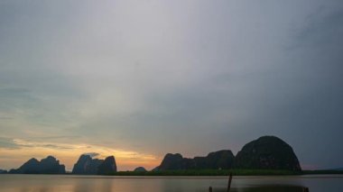 Panyee Adası 'ndaki Mangrove Ormanı' nın üzerindeki zaman bulutu Phang Nga Tayland. Okyanusun üzerinde güzel bir gün doğumu. Adaların üzerinde hareket eden bir manzara bulutu. Medeniyetten çok uzakta, adadaki bir köy..