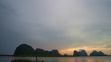 Güzel günbatımında adaların üzerinde hareket eden hızlandırılmış manzara bulutu. Panyee adası uzak bir ada köyü, Koh Panyee 'yi çevreleyen birçok ada ve el değmemiş mangrov ormanları var.. 
