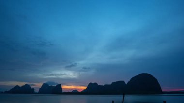Güzel günbatımında adaların üzerinde hareket eden hızlandırılmış manzara bulutu. Panyee adası uzak bir ada köyü, Koh Panyee 'yi çevreleyen birçok ada ve el değmemiş mangrov ormanları var.. 