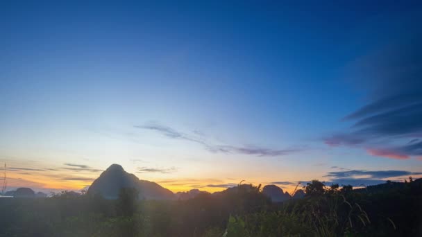 サメッドナンチー諸島の島々へのタイムライト 太陽からのフレアライトは島の上に輝きます サメッドナンチー島での早朝 白い雲が青空に — ストック動画