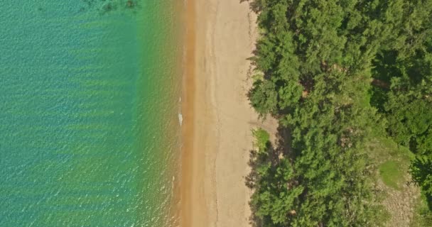 Vista Superior Aérea Mar Turquesa Una Playa Blanca Sedosa — Vídeos de Stock