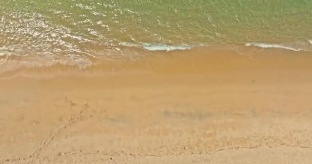 Vista Aérea Olas Suaves Mar Azul Golpeó Playa — Vídeos de Stock