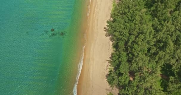 Letecký Pohled Bílé Mořské Pěny Bílé Vlny Lapování Písečné Pláži — Stock video