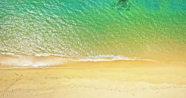 Yeşil Denizdeki Hava Manzaralı Beyaz Dalgalar Sahile Vurdu — Stok video