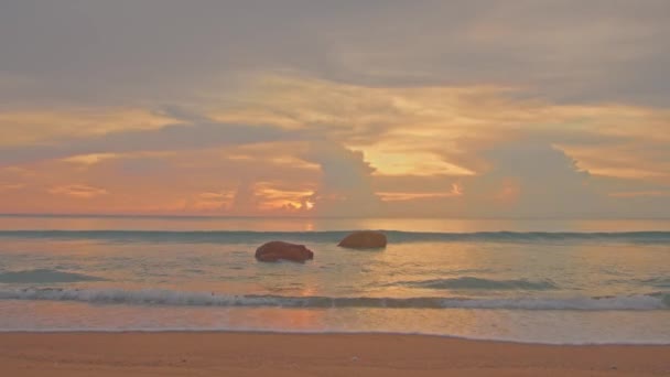 Sol Ponía Sobre Mar Pintando Cielo Con Tonos Dorados Puesta — Vídeos de Stock