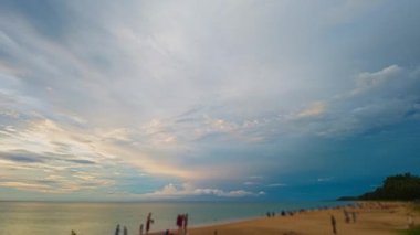 Phuket Tayland 15 Kasım 2023 Phuket Havalimanı, Mai Khao plaj poşedi. - Ünlü turistler, insanlar sahile inen uçakla fotoğraf çekmeye geliyor..