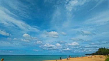 .Phuket Tayland 18 Kasım 2023. Zaman aşımına uğramış turistler Phuket Havalimanı yakınlarındaki Mai Khao plajında uçakla fotoğraf çekmeye geliyorlar. Okyanusun üzerindeki mavi gökyüzünde beyaz bulutlar...
