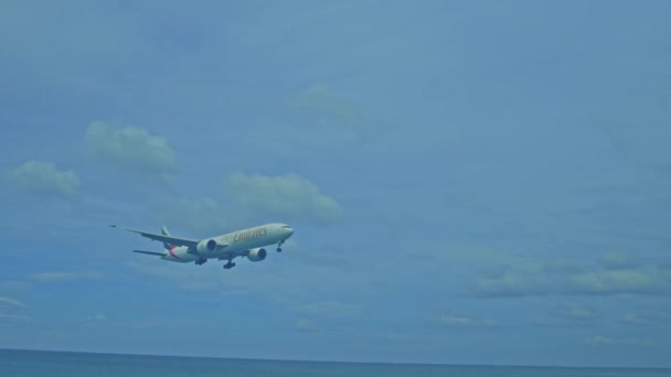 Phuket Thailand November 2023 Flygplan Landar Över Havet Phukets Flygplats — Stockvideo