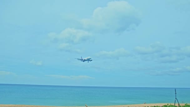 Phuket Thaiföld November 2023 Repülőgép Landolás Tenger Felett Phuket Airport — Stock videók