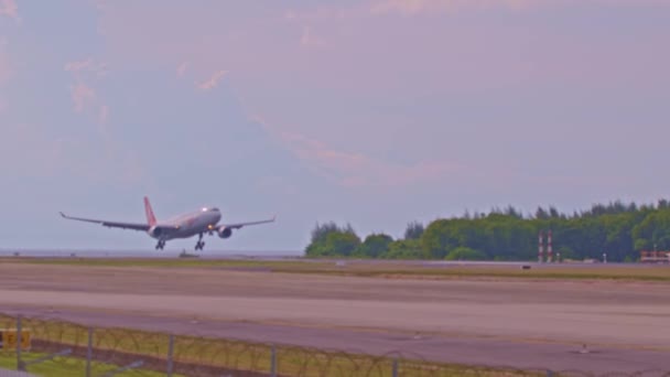 Τουρκική Αεροπορική Εταιρεία Που Φτάνει Στο Αεροδρόμιο Πουκέτ Στην Ταϊλάνδη — Αρχείο Βίντεο