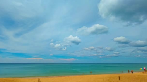 プーケットタイ 2023年11月18日 タイムトラフィック観光客はプーケット空港近くのマイカオビーチで飛行機で写真を撮るために来ます 海の上の青空の白い雲 — ストック動画