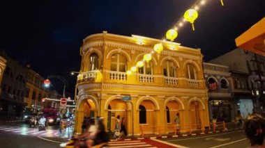 Phuket, Tayland-14 Kasım 2023: Phuket, hiç uyumayan şehir, insanlar hala geceleri Sino-Portekiz mimarisi ile selfie çekiyorlar..