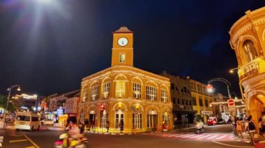 Phuket, Tayland-14 Kasım 2023: Phuket, hiç uyumayan şehir, insanlar hala geceleri Sino-Portekiz mimarisi ile selfie çekiyorlar..