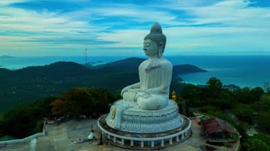 Phuket Büyük Buda 'da gökyüzü ve mavi deniz manzarası. .Phuket Büyük Buda, Phuket Adası 'nın simgeleridir seyahat ve ibadet konsepti için 4k video insansız hava aracı rüzgarda titreşir..