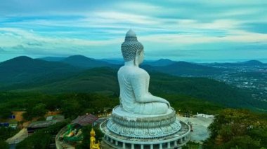 Phuket Büyük Buda 'da gökyüzü ve mavi deniz manzarası. .Phuket Büyük Buda, Phuket Adası 'nın simgeleridir seyahat ve ibadet konsepti için 4k video insansız hava aracı rüzgarda titreşir..