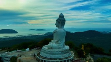 Phuket Büyük Buda 'da gökyüzü ve mavi deniz manzarası. .Phuket Büyük Buda, Phuket Adası 'nın simgeleridir seyahat ve ibadet konsepti için 4k video insansız hava aracı rüzgarda titreşir..
