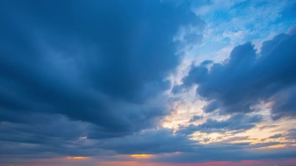 Zeitraffer Atemberaubende Wolken Schweben Über Dem Meer Während Die Sonne — Stockvideo