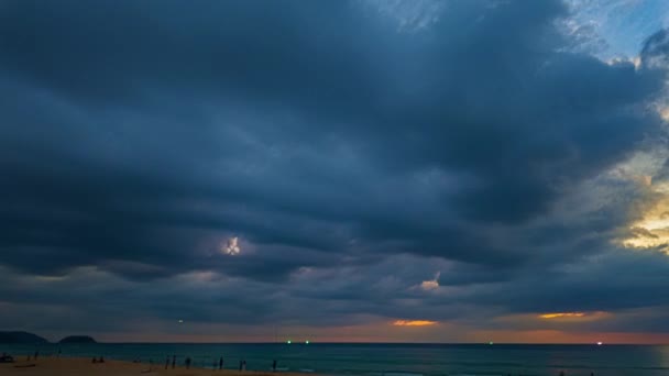 Tempo Lapso Nuvens Deslumbrantes Flutuar Acima Mar Como Sol Sets — Vídeo de Stock