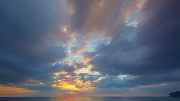 Время Захода Солнца Над Морем Плавают Потрясающие Облака Пейзаж Красота — стоковое видео