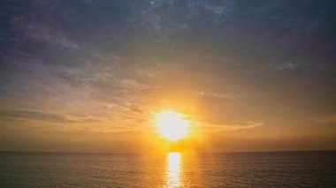 Sarı gökyüzünün güzelliği büyüleyici günbatımında sersemletici sarı bulutlar gün batımında şekil değiştirip renk değiştiriyordu muhteşem günbatımı manzarası doğanın inanılmaz ışığı bulutlar..