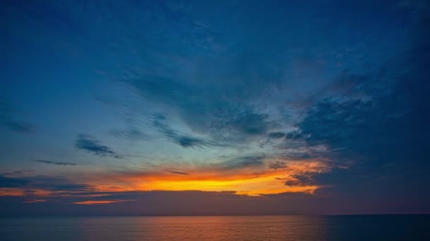 Gece Gündüz Dramatik Gökyüzü Renkli Bulutlar Karon Sahilinde Inanılmaz Bir — Stok video
