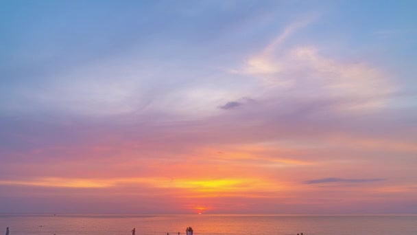 海の上の美しい日没の素晴らしいカラフルな雲 美しい日の出の風景 地平線上の自然の空の素晴らしい光 カラフルな空の日没や日の出の背景 — ストック動画