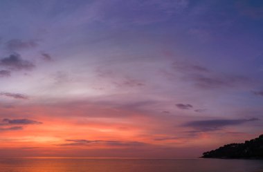 Okyanusun üzerinde günbatımında inanılmaz renkli gökyüzü.