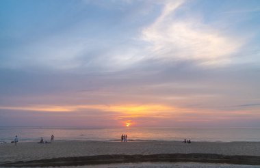 İnanılmaz renkli bulut Denizin üzerinde güzel gün batımında