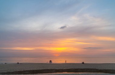İnanılmaz renkli bulut Denizin üzerinde güzel gün batımında