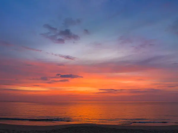 空中俯瞰着美丽的五彩缤纷的天空 夕阳西下的大海 免版税图库图片