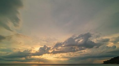 .Zaman su gibi akıp gidiyor denizin üzerinde güzel gün batımında inanılmaz renkli bir bulut güzel bir gündoğumu manzarası ufukta inanılmaz bir doğa ışığı rengarenk gökyüzü gün batımı ya da gündoğumu arkaplanı.