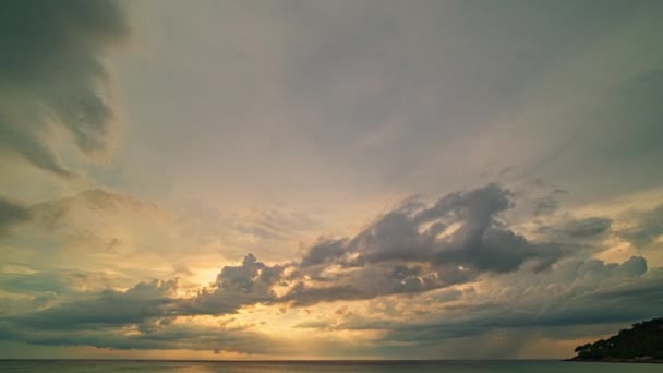 아름다운 일몰에 놀라운 다채로운 아름다운 지평선 하늘의 놀라운 다채로운 — 비디오