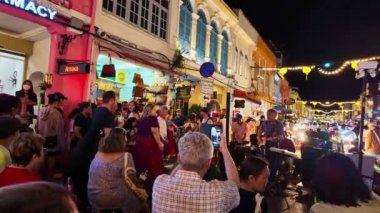Phuket Tayland - 12 Kasım 2023 'te Phuket Town' un göbeğindeki Thalang Yolu 'nda yürüme caddesi Phuket Town' un çok güzel ve eski binaları vardır. Yol boyunca çalan müzik var..