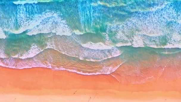 蓝色海面上的白浪冲刷在美丽的彩色海滩上 — 图库视频影像