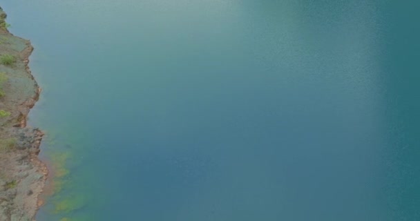 Αεροφωτογραφία Όμορφη Αντανάκλαση Του Μπλε Ουρανού Στη Σμαραγδένια Πράσινη Λίμνη — Αρχείο Βίντεο