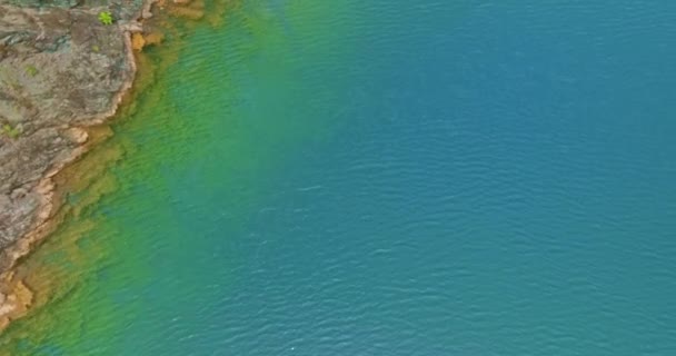 Hava Manzarası Güzel Zümrüt Yeşili Gölette Mavi Gökyüzünün Yansıması Eski — Stok video